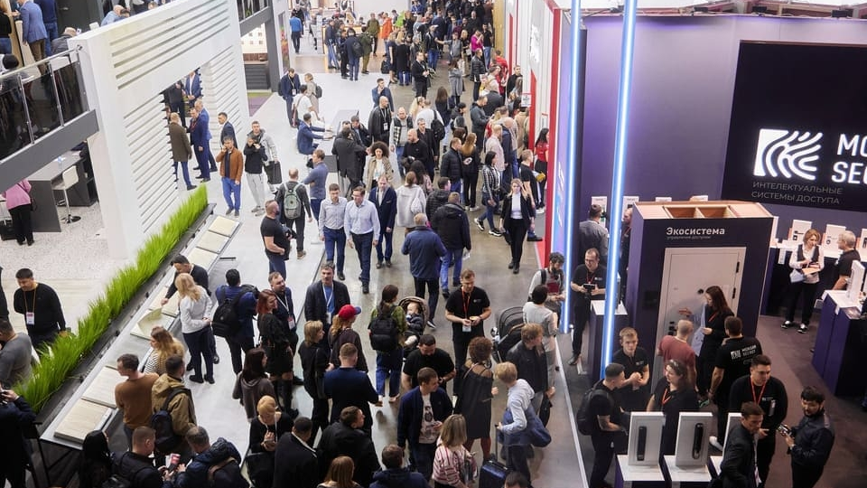 hall with crowd, Building and interiors trade show